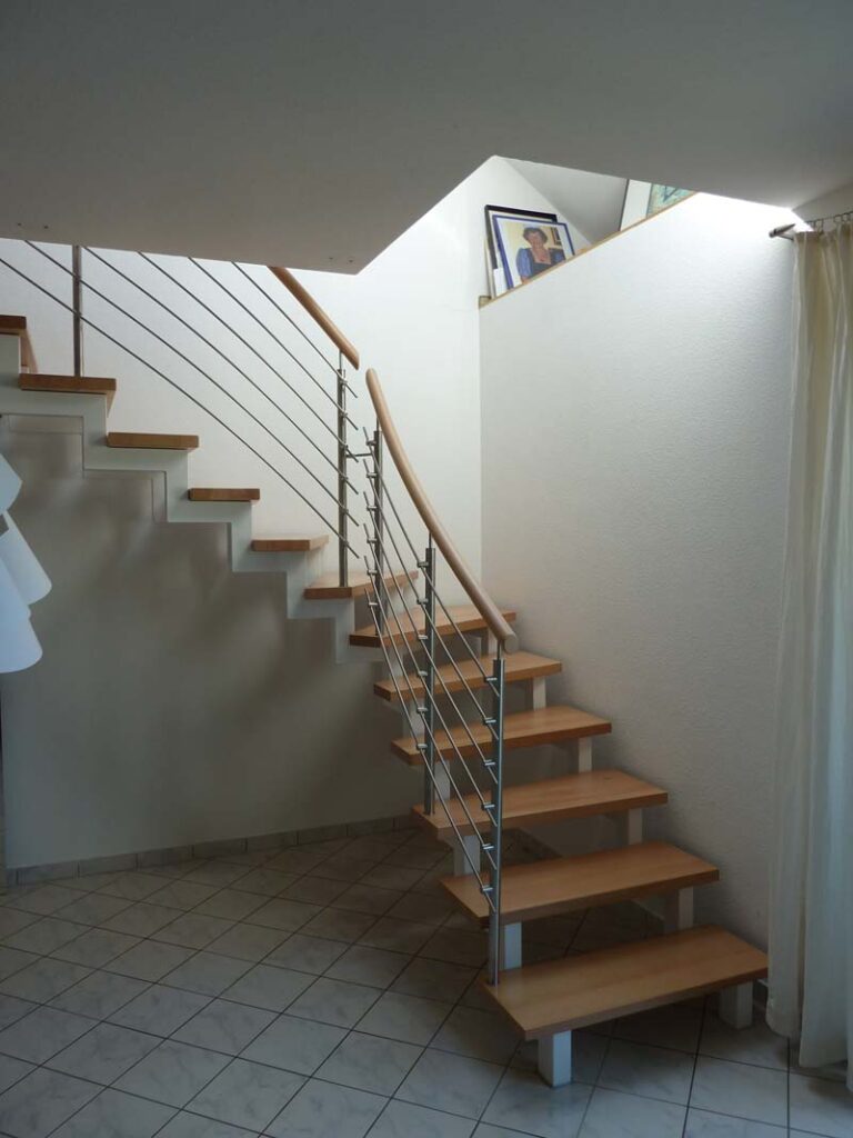 Stahlholmtreppe mit Edelstahlgeländer
