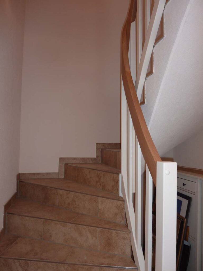 Steigungsgeländer für Betontreppe mit Krümmlingspfosten