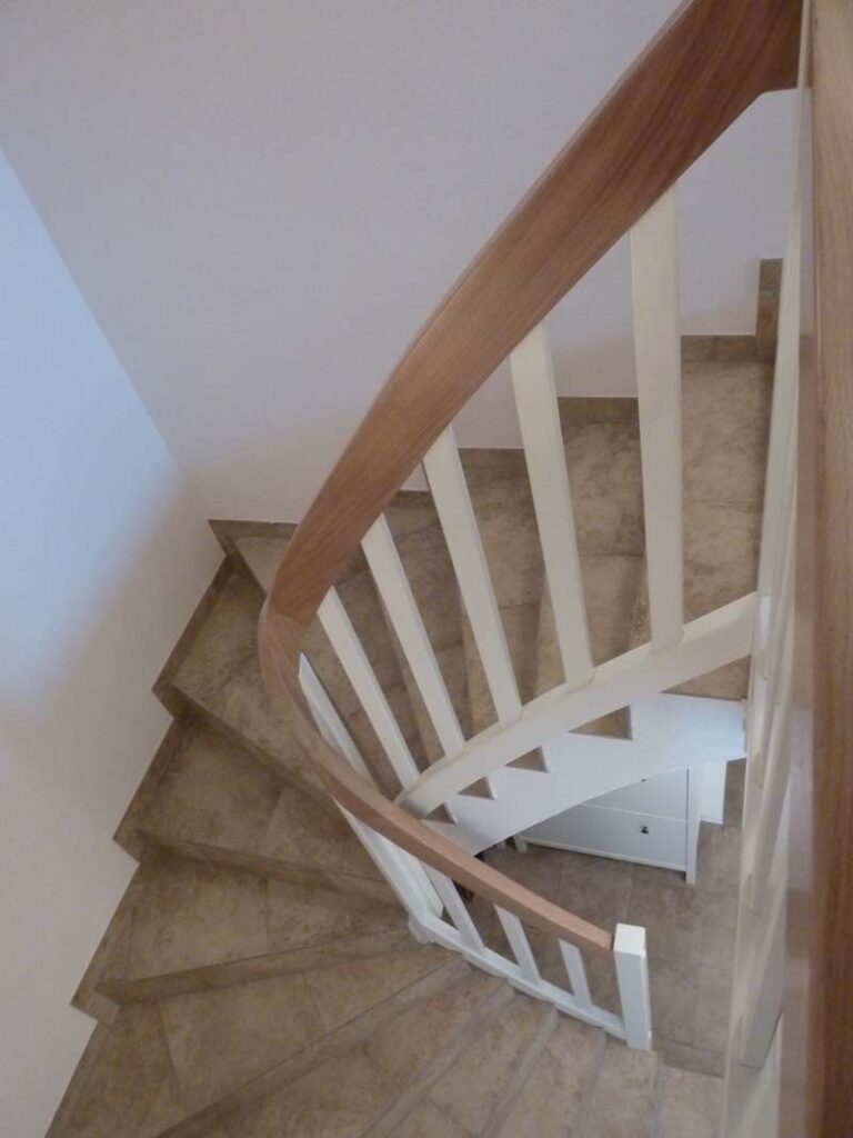 Steigungsgeländer für Betontreppe mit Krümmlingspfosten