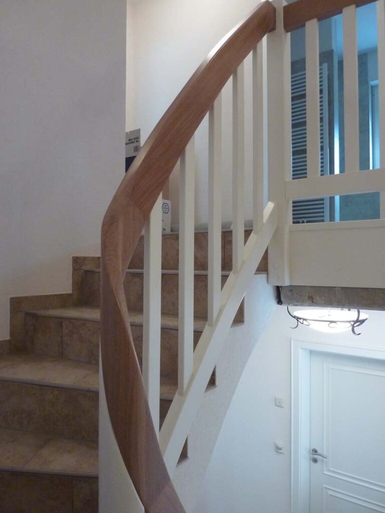 Steigungsgeländer für Betontreppe mit Krümmlingspfosten