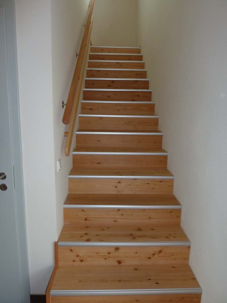 Verkleidung Betontreppe in Lärche geölt mit Alukante